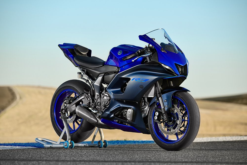 2022 Yamaha YZF-R7 first look - RevZilla