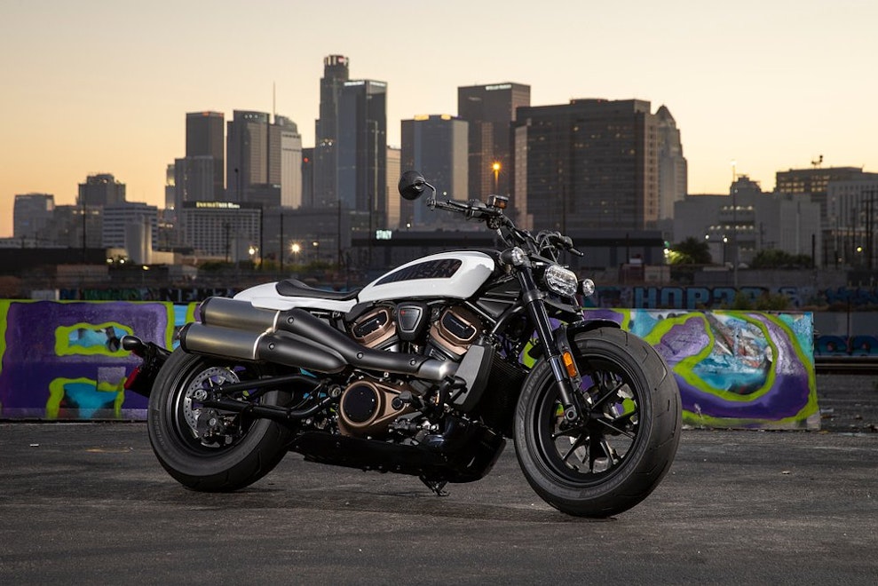Gøre husarbejde Optimisme Konsultere One tank of gas through a 2022 Harley-Davidson Sportster S - RevZilla